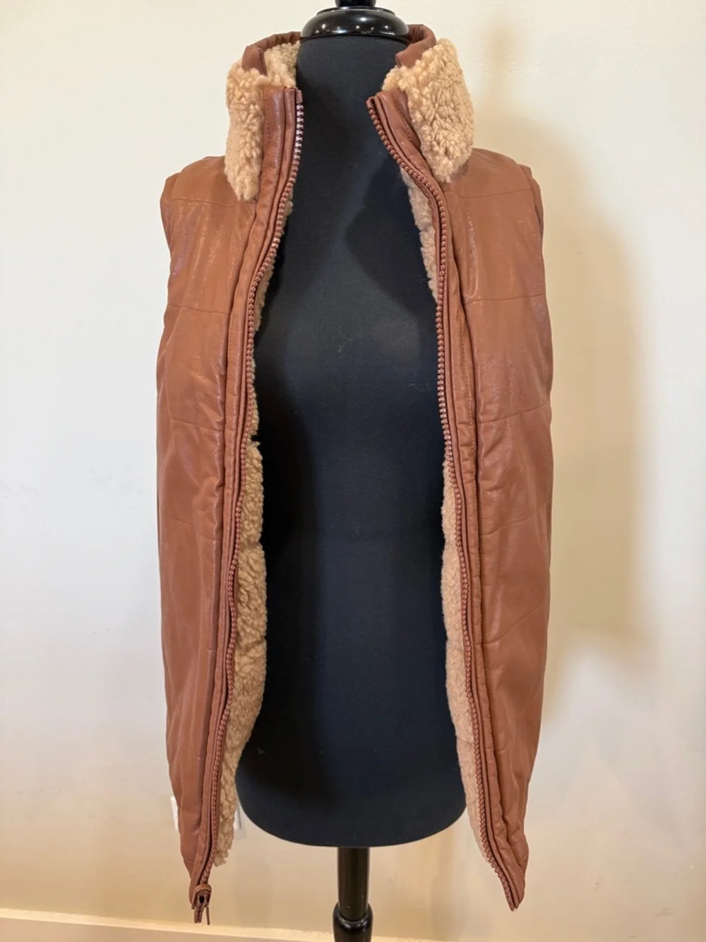 Tuckernuck camel leather and shearling reversible Beckham vest - Picture 10 of 11